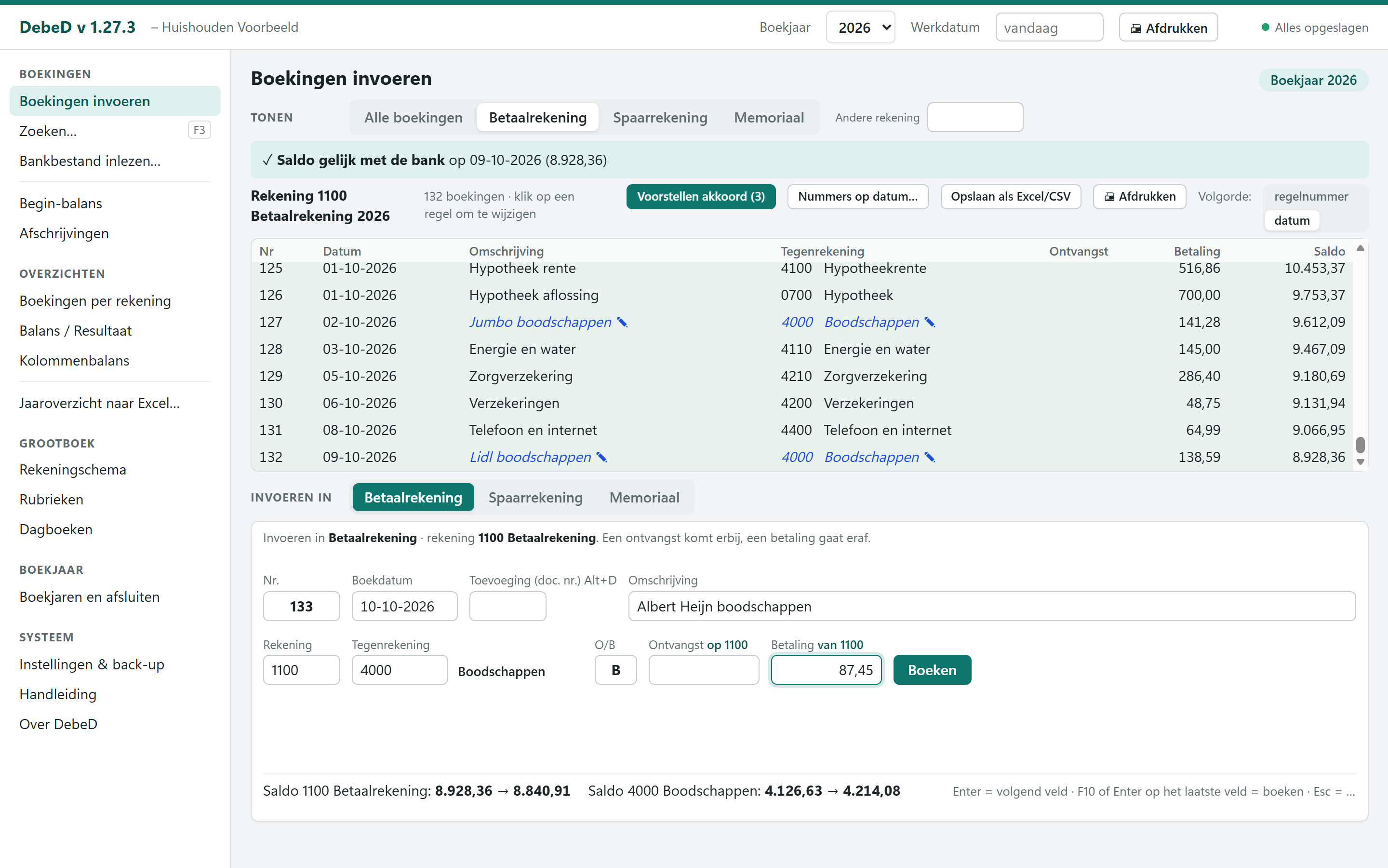 Het scherm Boekingen invoeren van DebeD: bovenaan de melding dat het saldo gelijk is met de bank, daaronder de boekingen van de betaalrekening met lopend saldo, en onderaan het invoervak met een nieuwe boeking voor boodschappen.